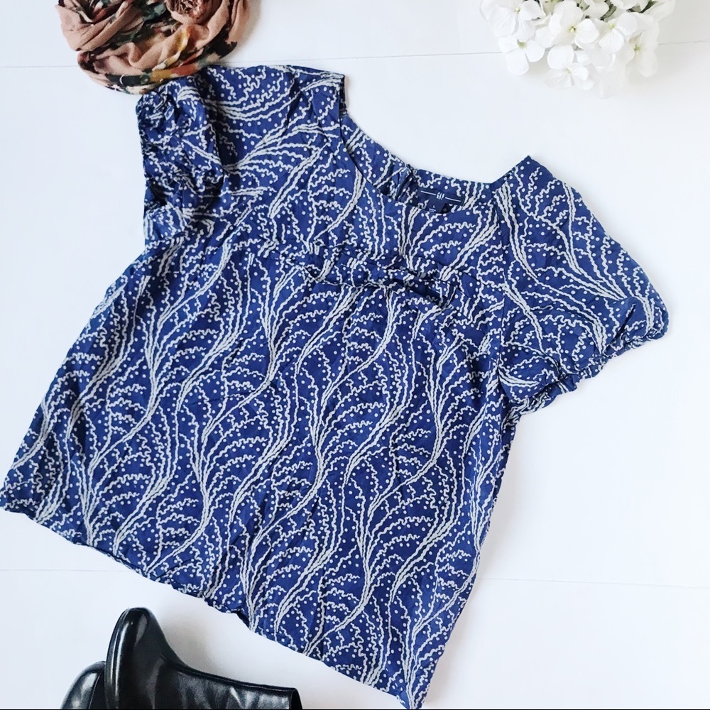3/$20 Gap Blue and Gray graphic print blouse